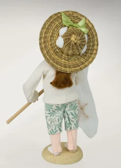 Byers Choice Carolers^Byers Choice Beach Girl Catching Starfish, , Znau173