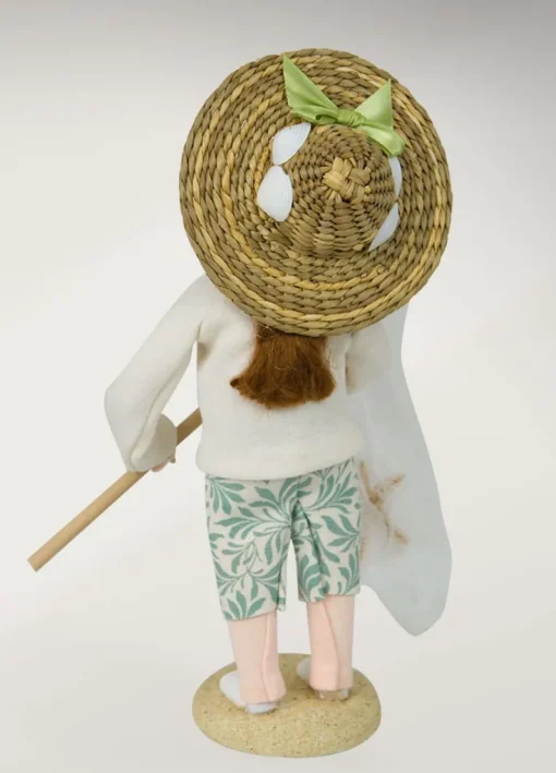 Byers Choice Carolers^Byers Choice Beach Girl Catching Starfish, , Znau173